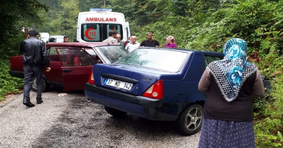 KÖY YOLUNDA TRAFİK KAZASI: 2 YARALI